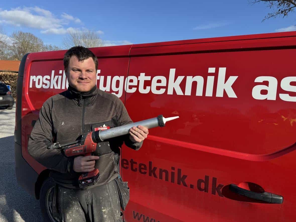 Fugemontør fra Roskilde Fugeteknik klar med fugepistol